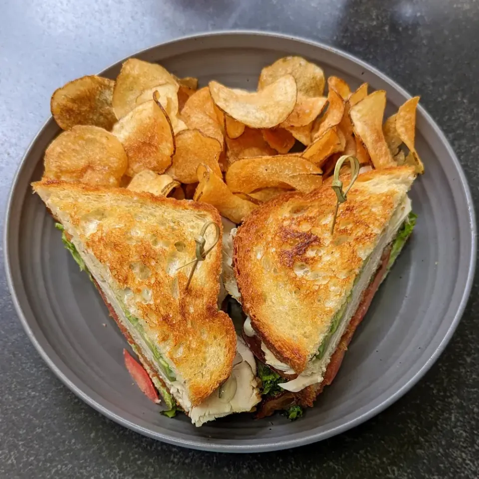 Sándwich club tostado con papas fritas