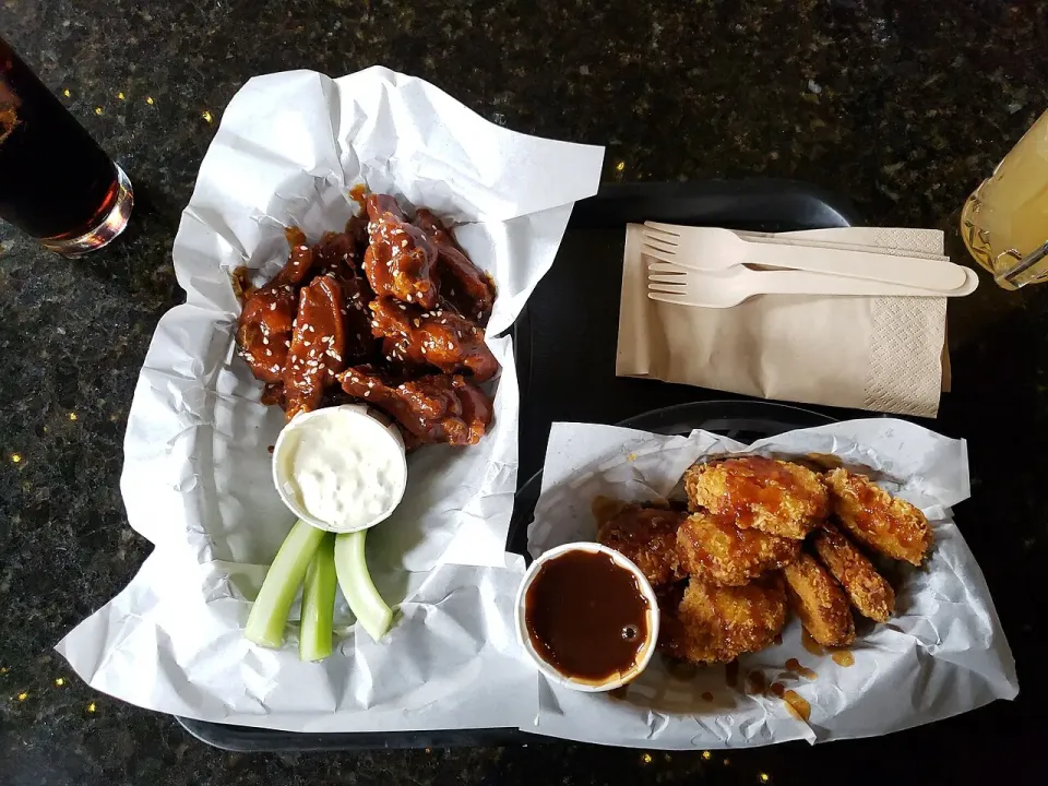 Alitas de pollo glaseadas con aderezo