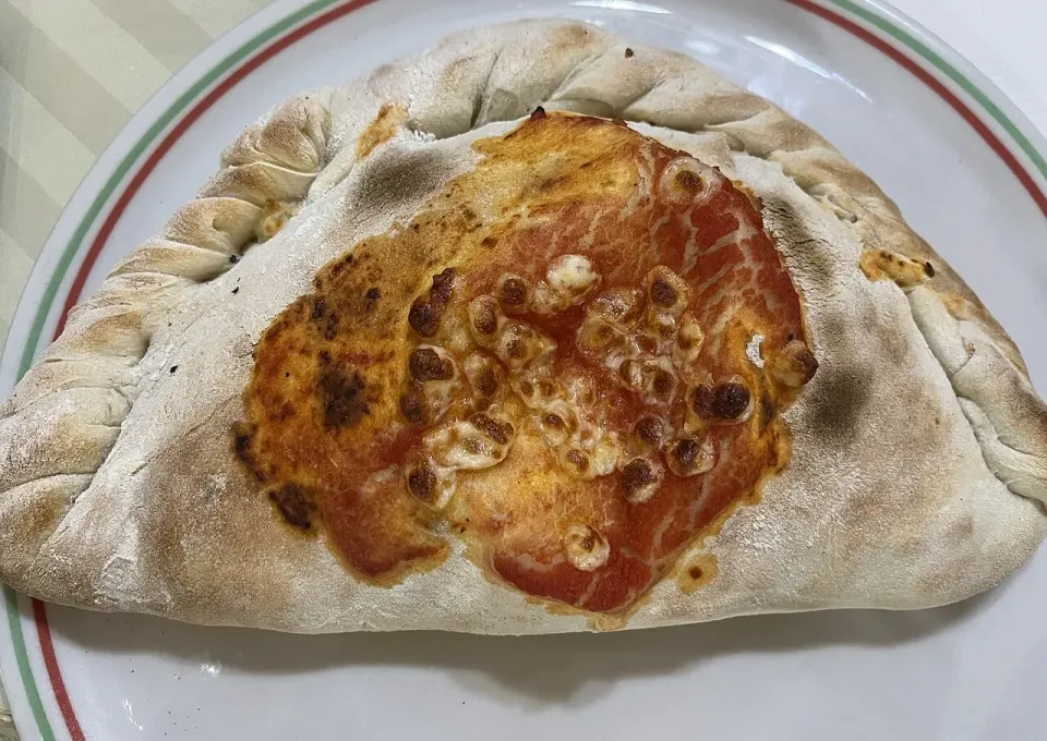Calzone dorado servido en plato