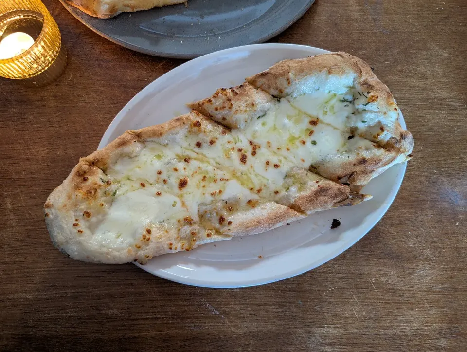 Pan de ajo con mozzarella gratinada