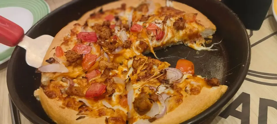 Pizza de tomate y cebolla recién horneada