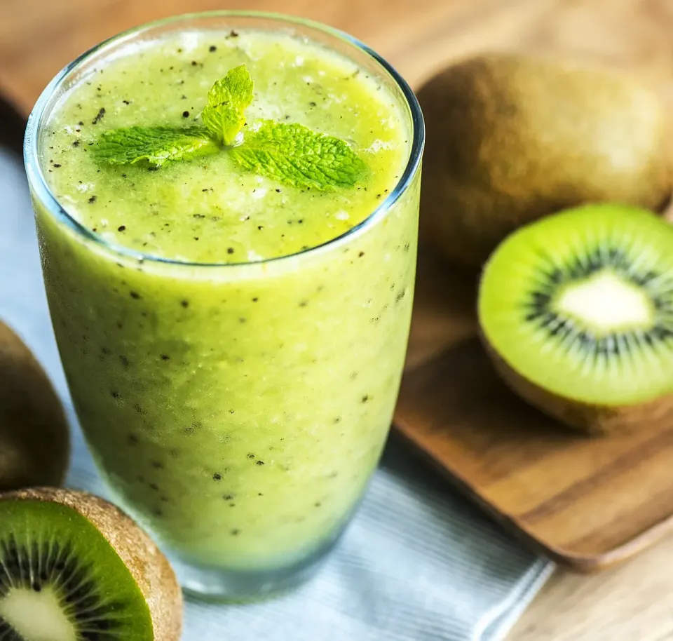 Batido verde de kiwi con hojas de menta