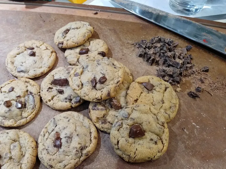 Galletas con chispas de chocolate sobre tabla