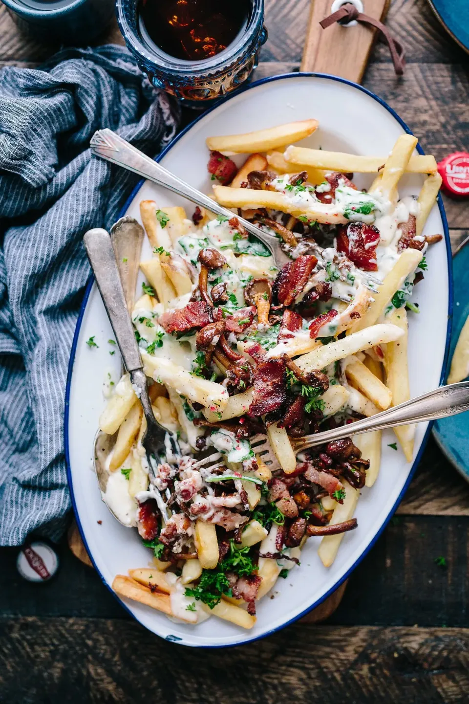 Papas cargadas con salsa y hierbas frescas