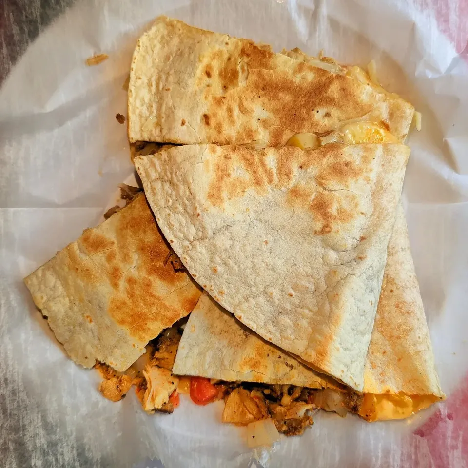 Quesadilla de pollo cortada en triángulos