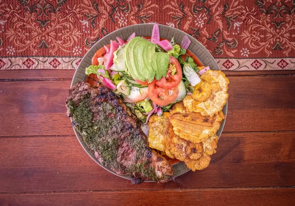 Tostones de plátano verde con ensalada fresca